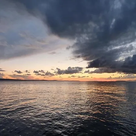 Lana Beachfront * Sumpetar