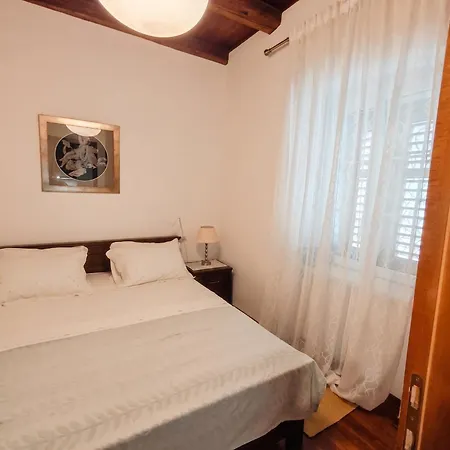 Lana Beachfront Apartman *